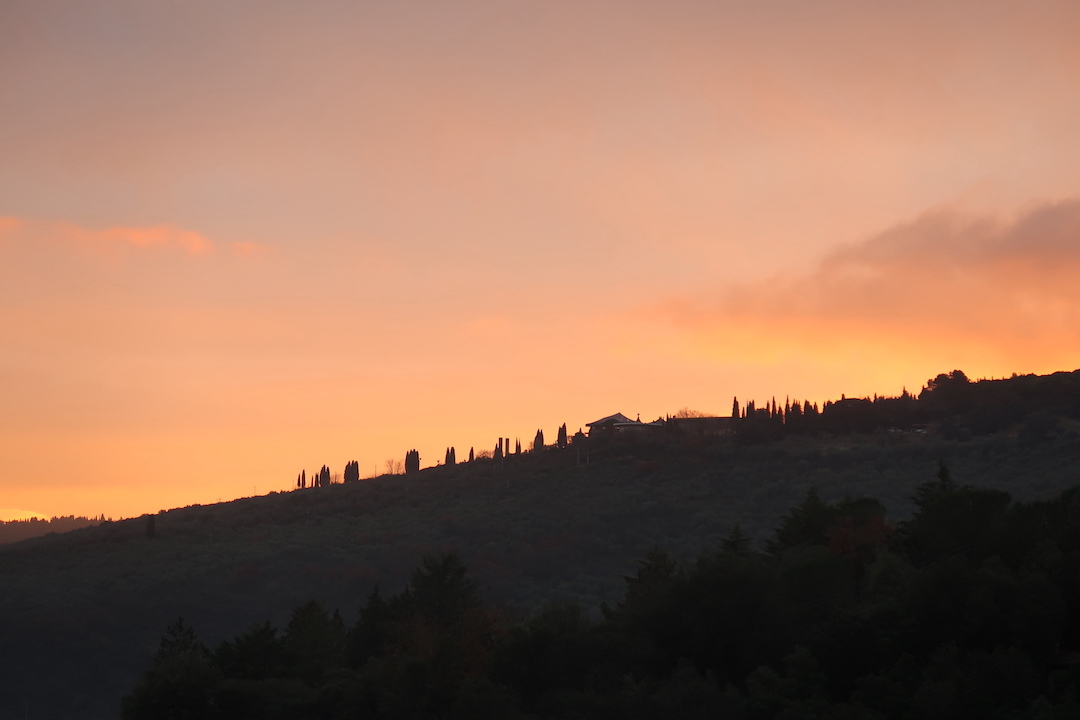 美しい夕焼けとピントゥリッキオの絵の謎の手とアレッサンドロ６世_f0234936_06581224.jpg