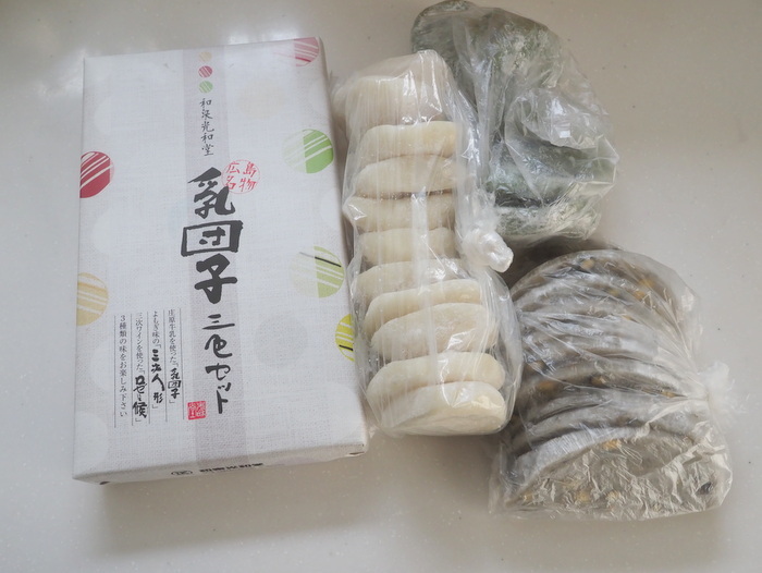 乳団子とお餅が届いた_c0116915_22075022.jpg
