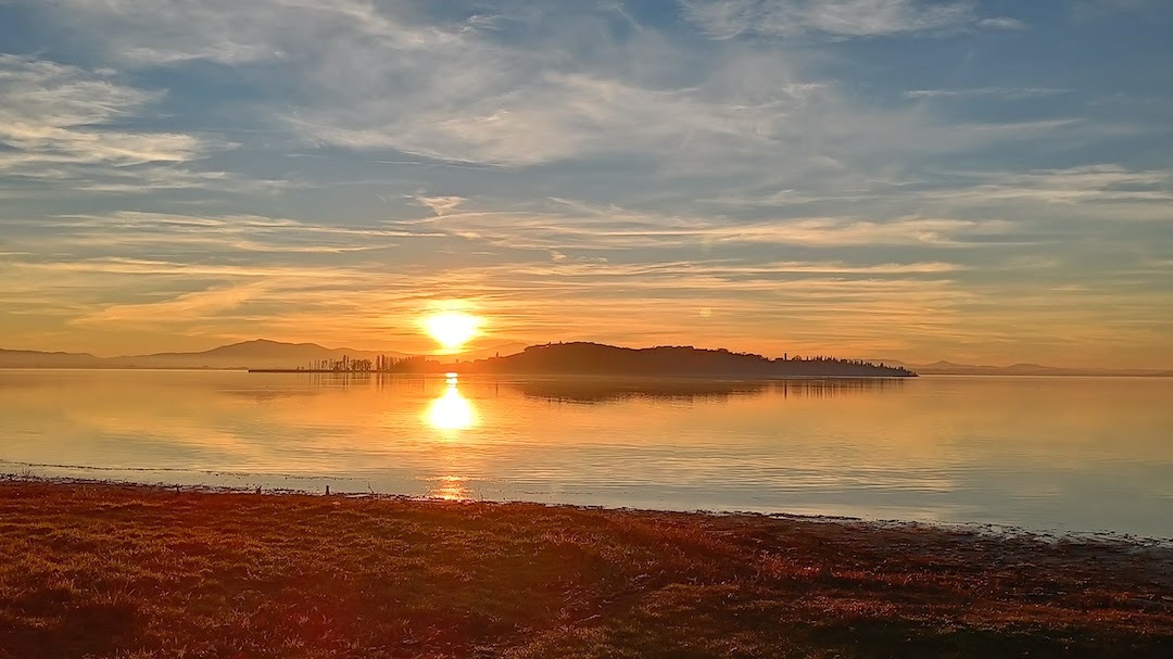 よい年を 大晦日は美しい夕景をトラジメー湖で_f0234936_06083765.jpg