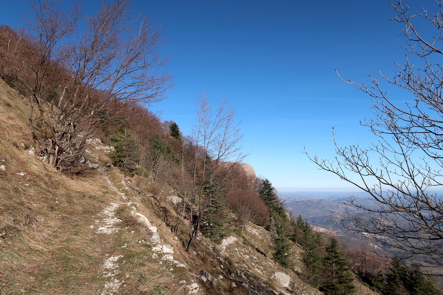 海も遠い山も見晴らせる新春の山歩き、イタリア シビッリーニ山脈_f0234936_23382653.jpg