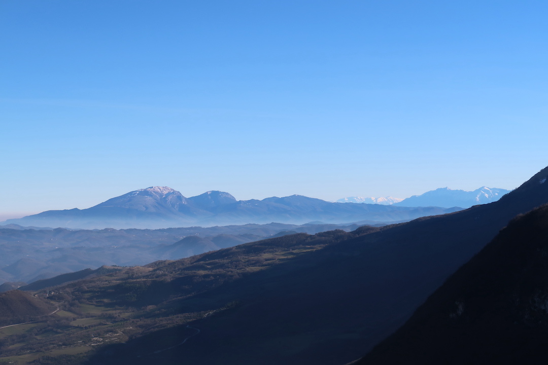 海も遠い山も見晴らせる新春の山歩き、イタリア シビッリーニ山脈_f0234936_23414490.jpg