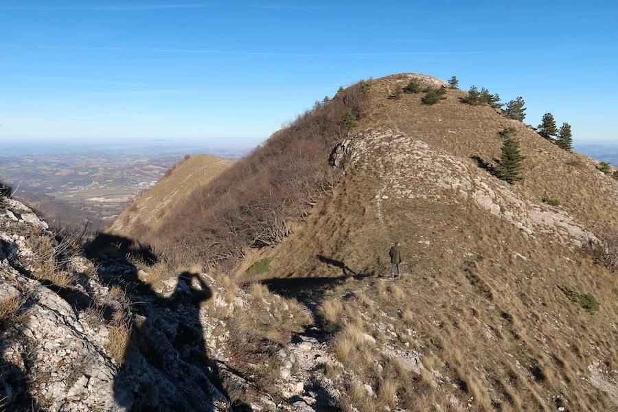 海も遠い山も見晴らせる新春の山歩き、イタリア シビッリーニ山脈_f0234936_23550863.jpg