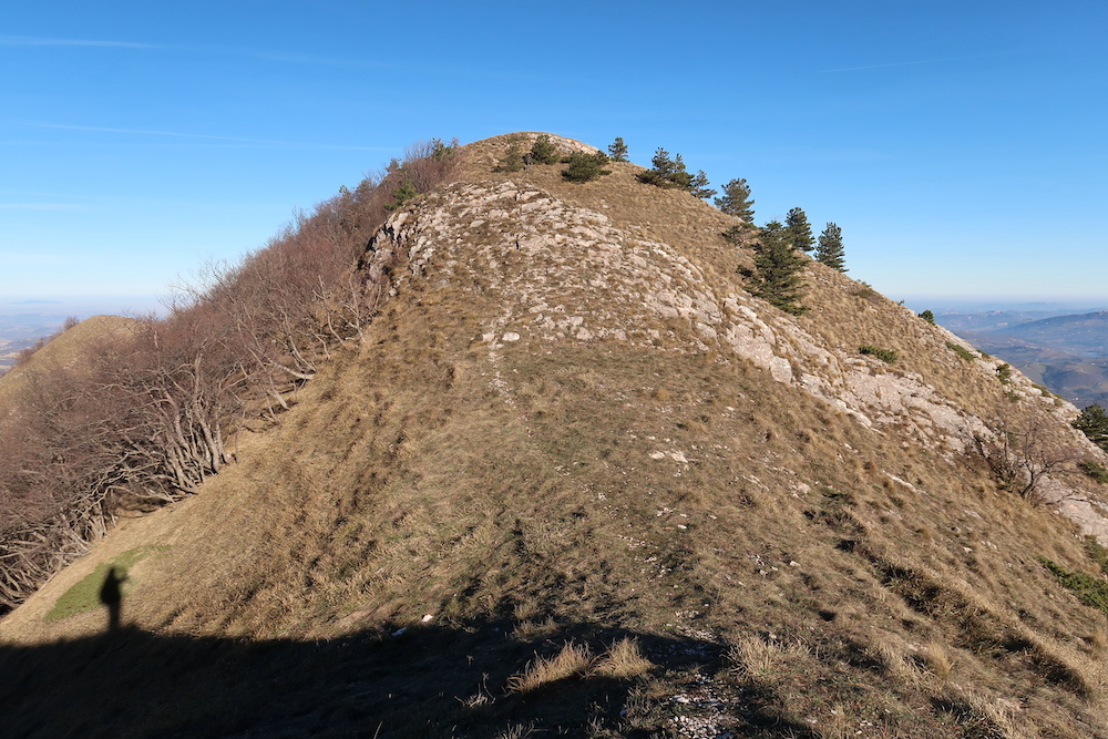 海も遠い山も見晴らせる新春の山歩き、イタリア シビッリーニ山脈_f0234936_23571356.jpg