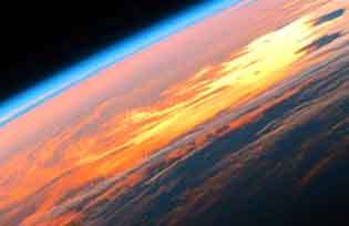 今年の宇宙から見た地球の朝焼け空　／ 荒木健太郎さんツイート画像_b0003330_08285388.jpg