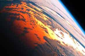 今年の宇宙から見た地球の朝焼け空　／ 荒木健太郎さんツイート画像_b0003330_08340450.jpg