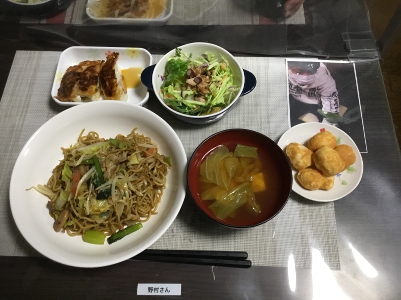 ひまわり荘 夕食 焼きそば 餃子 ツナサラダ 豆腐の味噌汁 きな粉菓子 今日の献立