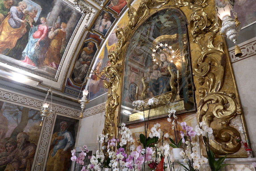 聖母が現れた美しい山の教会に初詣、シビッリーニ山脈_f0234936_23250257.jpg