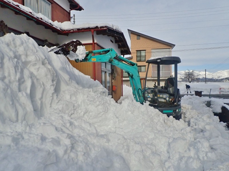 隣家の2回目の雪下ろしと排雪作業でした_c0336902_18382231.jpg