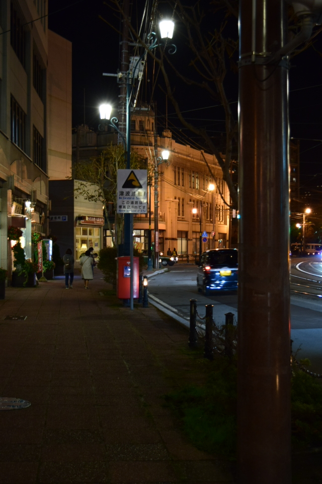 夜の函館を歩く(その1・末広町の電車通り編)_f0142606_05085081.jpg