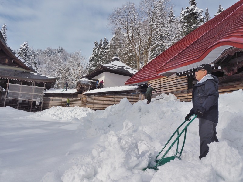 普光寺では雪掘り作業が進められていました_c0336902_19581644.jpg