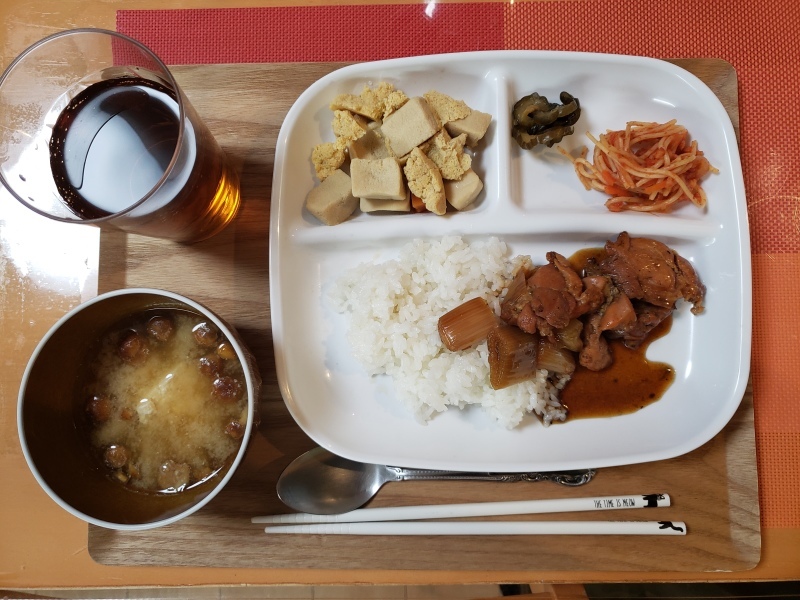 あじさい荘夕食 焼き鳥丼 高野豆腐卵とじ なめこ味噌汁 今日の献立