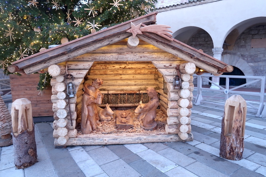 クリスマスの彩り美しいたそがれのアッシジの町_f0234936_22435956.jpg