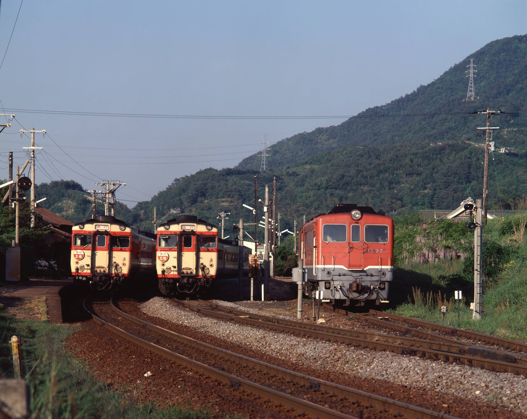 土讃線 急行土佐の交換（讃岐財田駅構内） 南風・しまんと・剣山 ちょこっと・・・