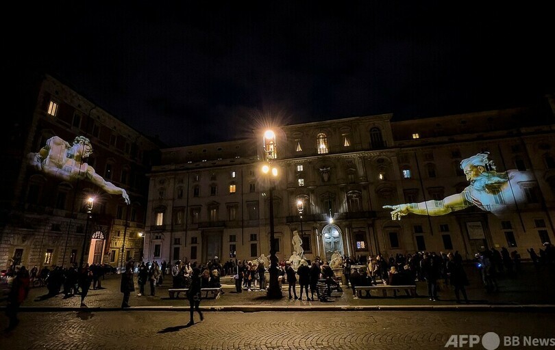 ローマのナボーナ広場の建物にルネサンスの名画が映し出されました。_f0172744_14023917.jpg