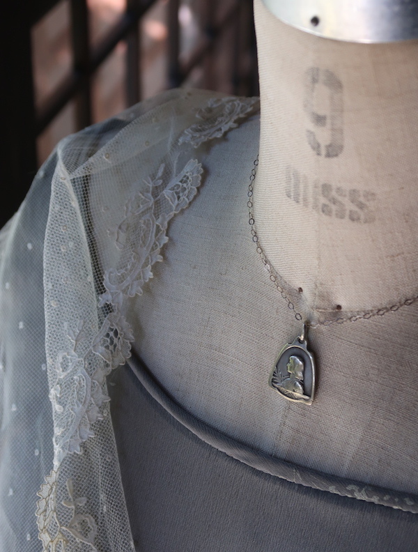 ブラス製アクセサリー　ジャンヌダルク ジャンヌ・ダルクのメダイ : 満月アンティーク