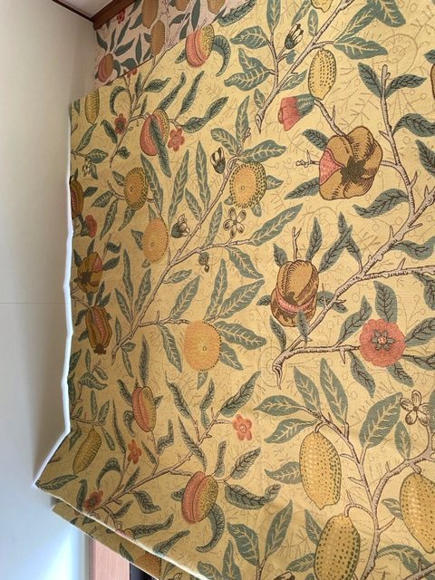 織物生地の『モリス/フルーツ』でプレーンシェードとドレープカーテンを納めました by interior styling of bright_c0157866_20385682.jpg