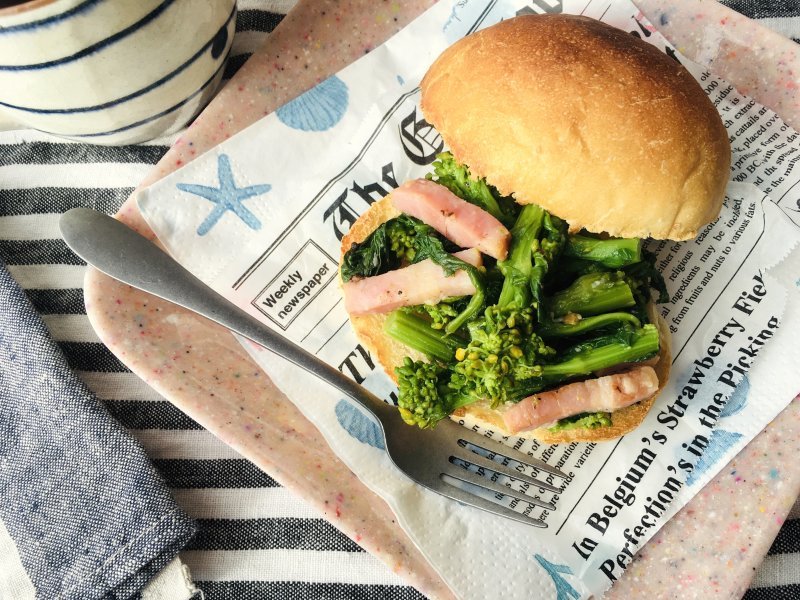 菜の花とベーコンのソテーと それを挟んだサンド Minha Praia