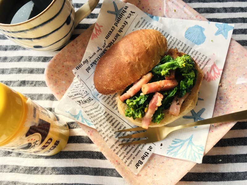 菜の花とベーコンのソテーと それを挟んだサンド Minha Praia