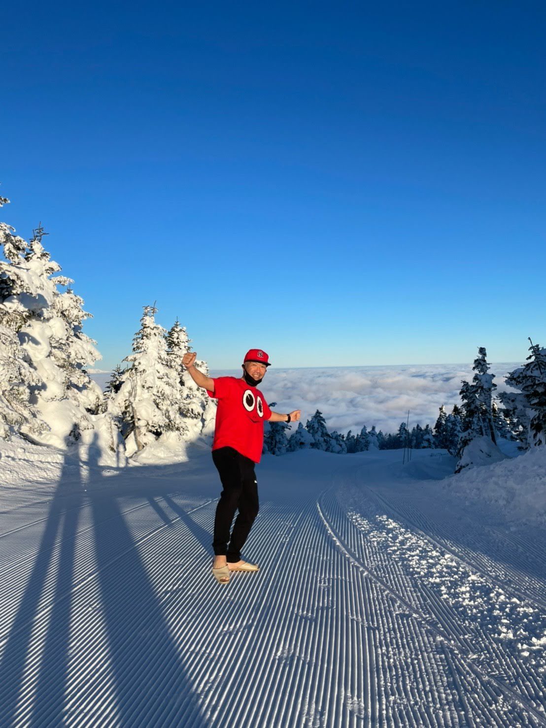 今回もお世話になりました。横手山頂ヒュッテさん。朝起きるとステキな光景が。_e0142205_10431692.jpg