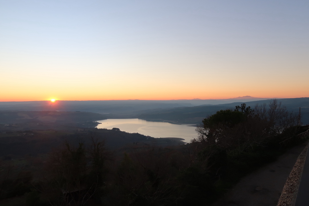間に合えてコルバーラ湖から見送る夕日_f0234936_23590180.jpg