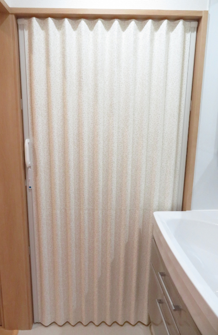 『ニチベイ』のアコーデオンドア『やまなみ』を納めました by interior styling of bright_c0157866_22543504.jpg