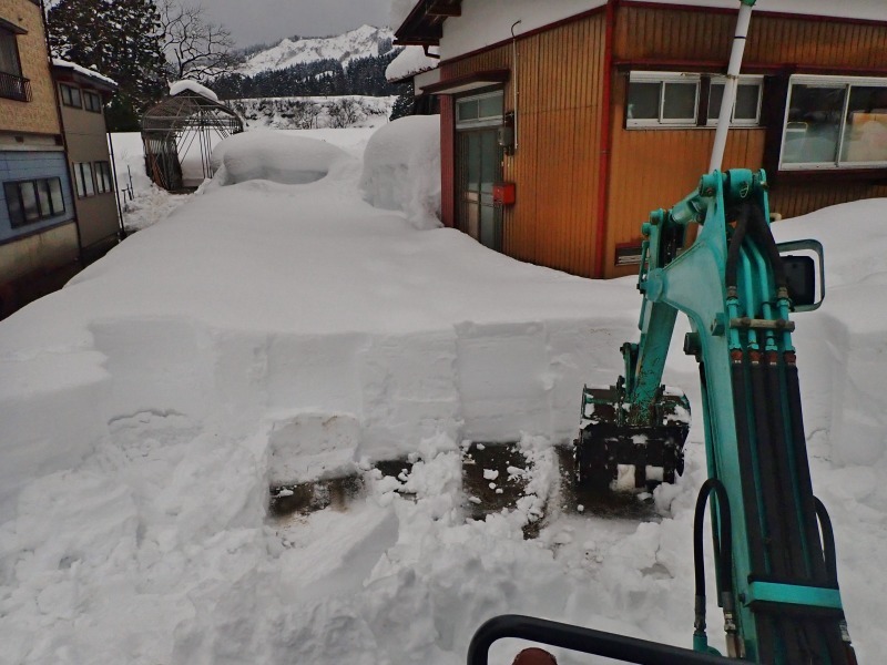 出来るときに! 隣接住宅の雪片付け作業を引き続き行います_c0336902_20033378.jpg