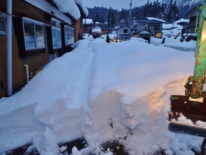 出来るときに! 隣接住宅の雪片付け作業を引き続き行います_c0336902_20033831.jpg