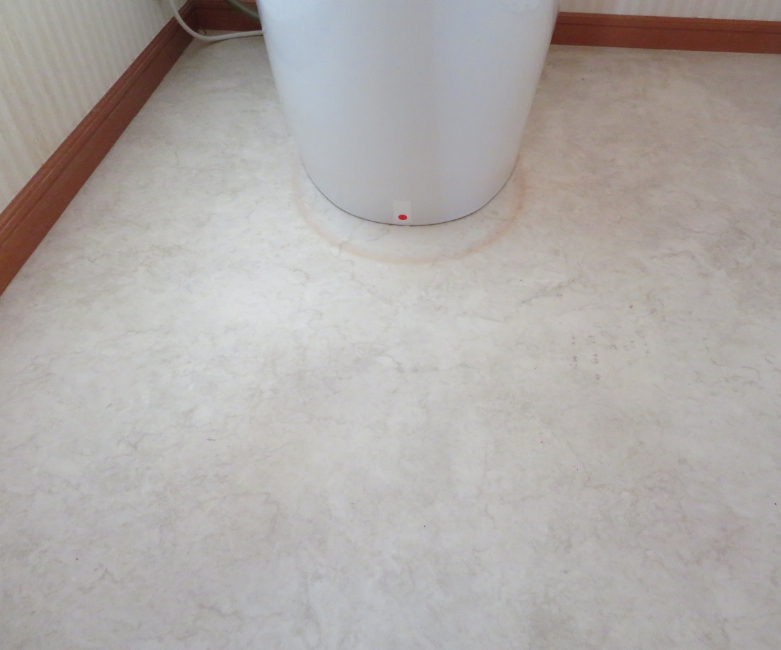 トイレに『サンゲツ』の『フロアタイル』を貼りました　by interior styling of bright_c0157866_18485714.jpg