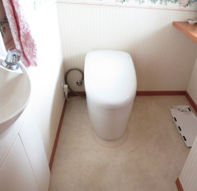 トイレに『サンゲツ』の『フロアタイル』を貼りました　by interior styling of bright_c0157866_18490972.jpg