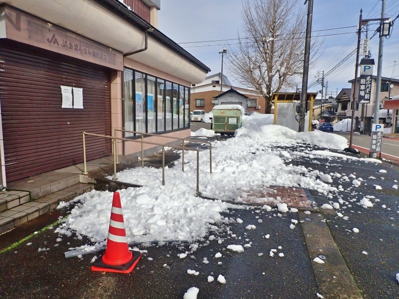 日曜日 会館では雪庇落としをしました_c0336902_20330748.jpg