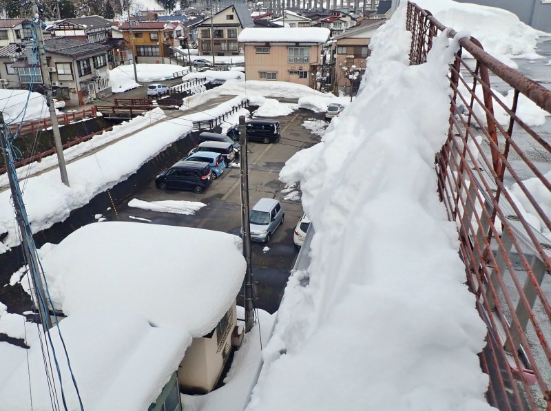 日曜日 会館では雪庇落としをしました_c0336902_20331746.jpg