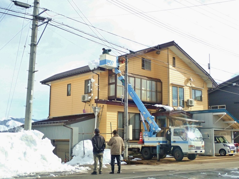 日曜日 会館では雪庇落としをしました_c0336902_20332110.jpg