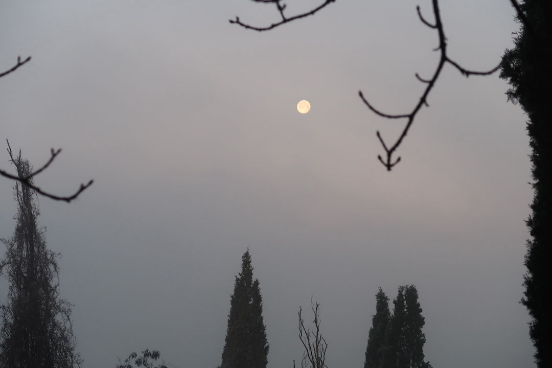 霧深く霜降りる朝のペルージャの月_f0234936_04400278.jpg