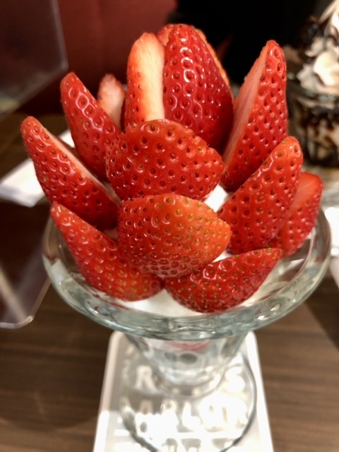 【完熟湘南苺のソフトクリームパフェ】八百屋コウタ_b0009849_14050984.jpeg