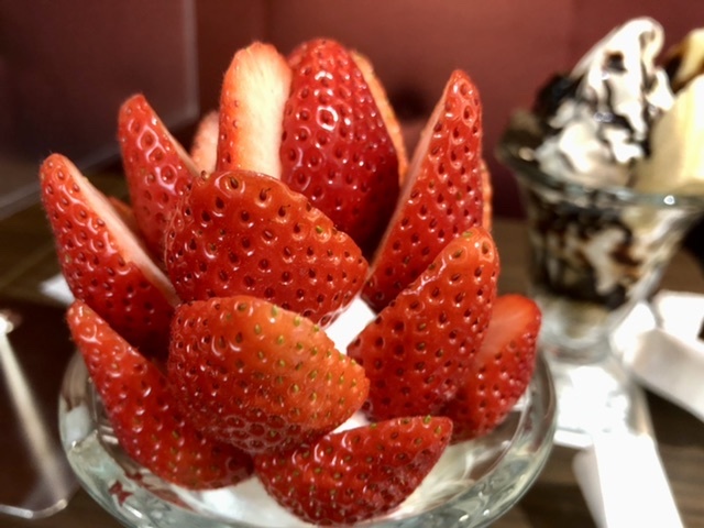 【完熟湘南苺のソフトクリームパフェ】八百屋コウタ_b0009849_14055021.jpeg