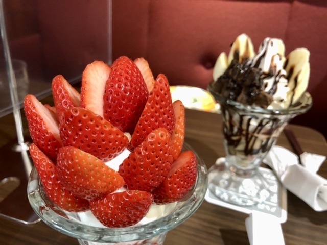 【完熟湘南苺のソフトクリームパフェ】八百屋コウタ_b0009849_14091904.jpeg