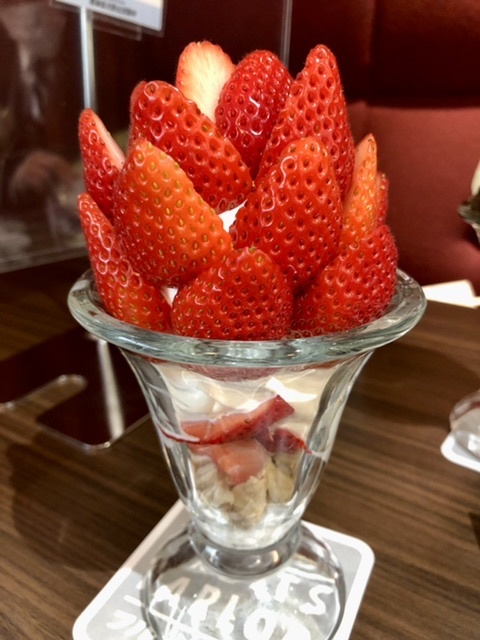 【完熟湘南苺のソフトクリームパフェ】八百屋コウタ_b0009849_14103271.jpeg