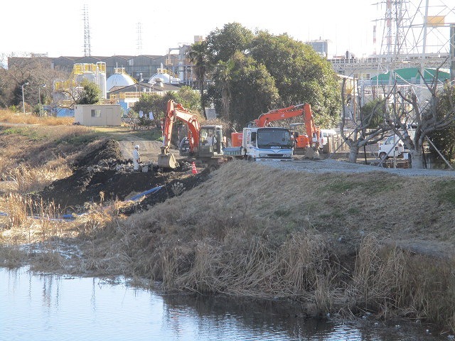 本年度は少し複雑な護岸改修工事が始まっている ヒガンバナの土手の滝川_f0141310_08171115.jpg