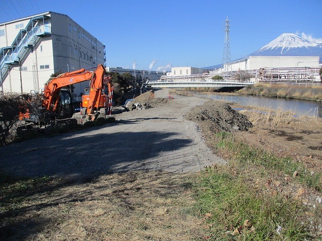 本年度は少し複雑な護岸改修工事が始まっている ヒガンバナの土手の滝川_f0141310_08171708.jpg