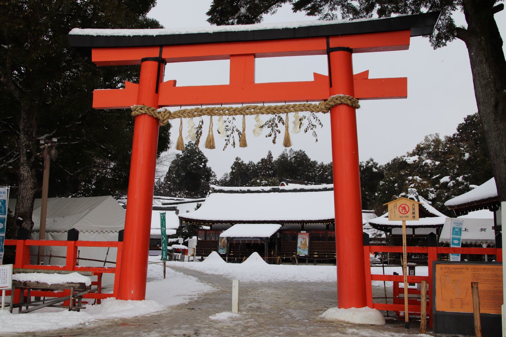 大雪になった　上賀茂神社へ_e0048413_16181804.jpg
