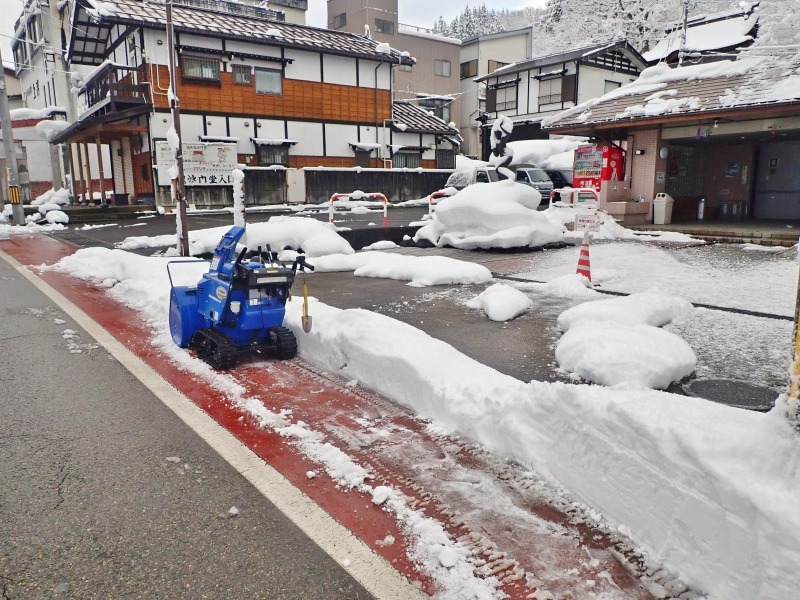 会館の朝は除雪作業から・・・_c0336902_21313737.jpg