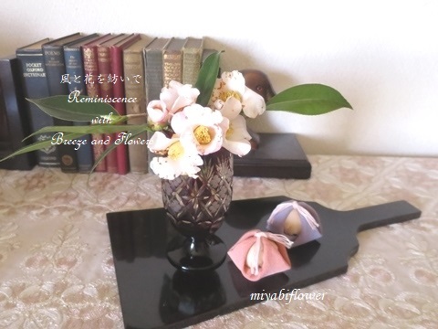 庭の椿を江戸切子のグラスと和風のコーヒーカップに生ける_b0255144_15235012.jpg