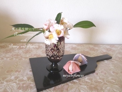 庭の椿を江戸切子のグラスと和風のコーヒーカップに生ける_b0255144_15264774.jpg