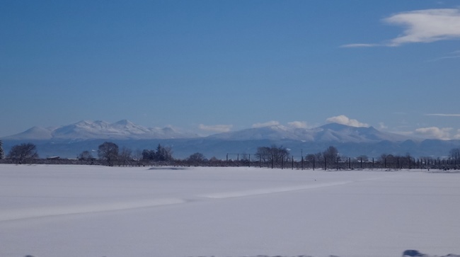 冬晴れの日の除雪機が飛ばす雪♪　八甲田山の眺めなど＾＾_a0136293_16423868.jpg
