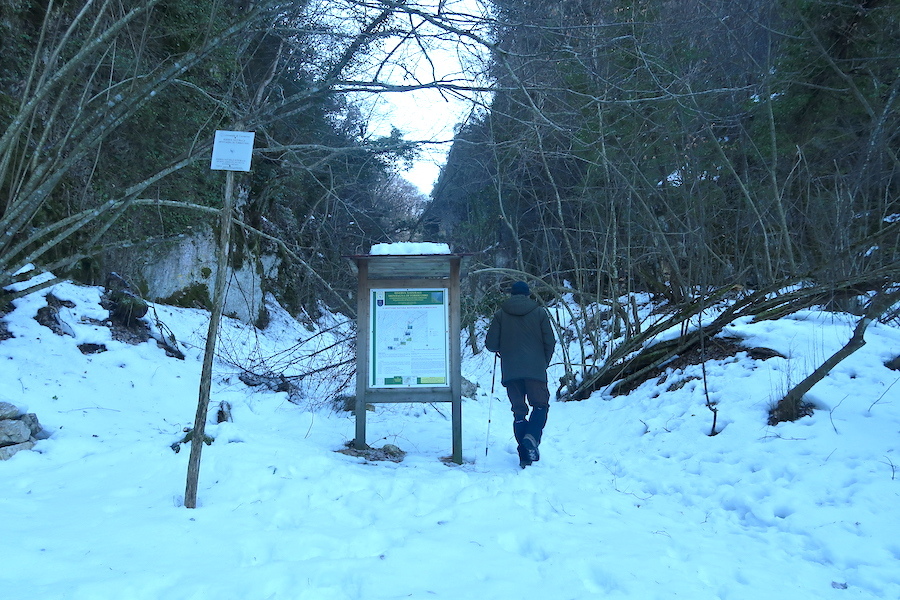 白雪のシビッリーニ山脈と渓谷さんぽ_f0234936_16332084.jpg
