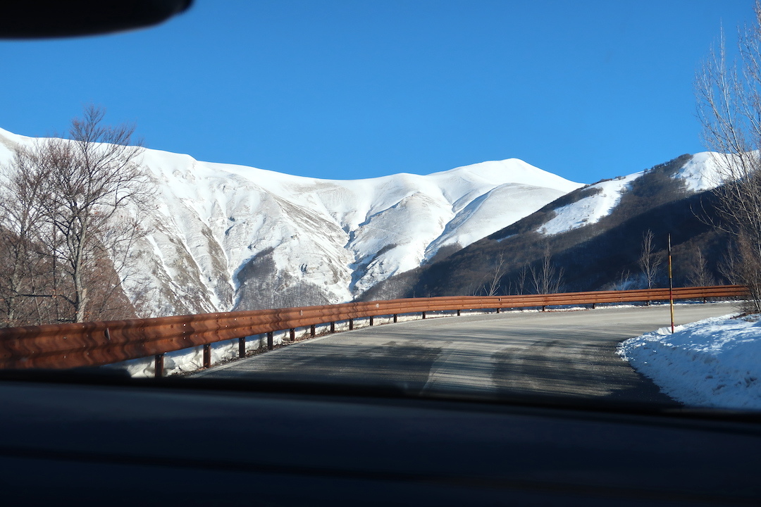白雪のシビッリーニ山脈と渓谷さんぽ_f0234936_16513375.jpg