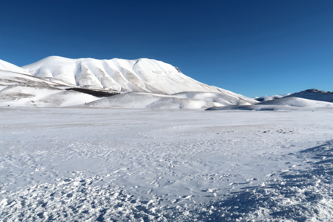 白雪のシビッリーニ山脈と渓谷さんぽ_f0234936_16572243.jpg