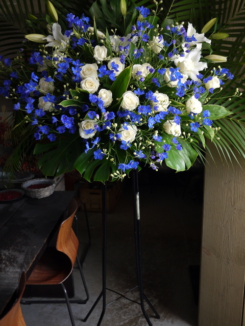 ハルカミライ様のライブにスタンド花 青系 かっこいい感じ Zepp Sapporoにお届け 22 01 22 札幌 花屋 Mell Flowers