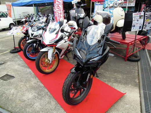 CBR250RRのNewカラー入荷？ですやん！_f0056935_16492365.jpg