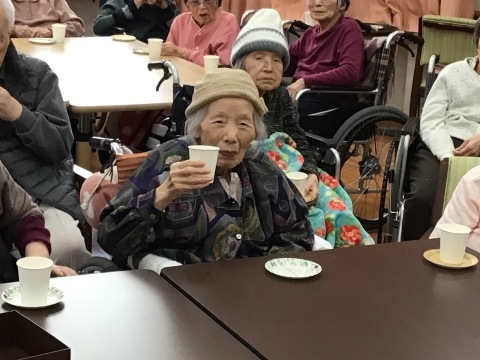 ひまわりチーム1月お誕生日会と新年会_e0163042_15325908.jpg